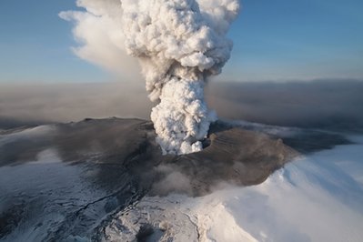 冰島火山噴發(fā) 被困游客免費泡溫泉