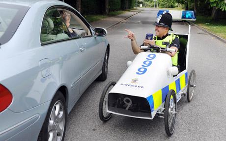 英警察發(fā)明腳踏巡邏車 不為抓賊為親民