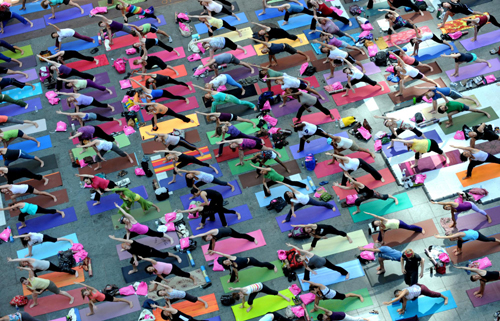 Group yoga in NY to celebrate summer solstice