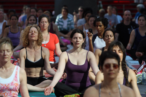 Group yoga in NY to celebrate summer solstice