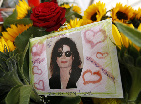 Fans pay tribute to MJ on death anniversary