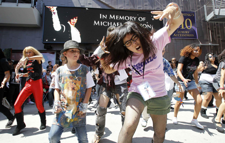 Fans pay tribute to MJ on death anniversary