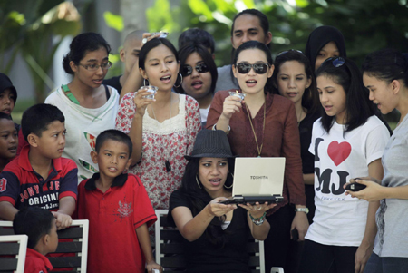 Fans pay tribute to MJ on death anniversary