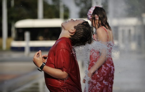 Fountain fun under high temperatures