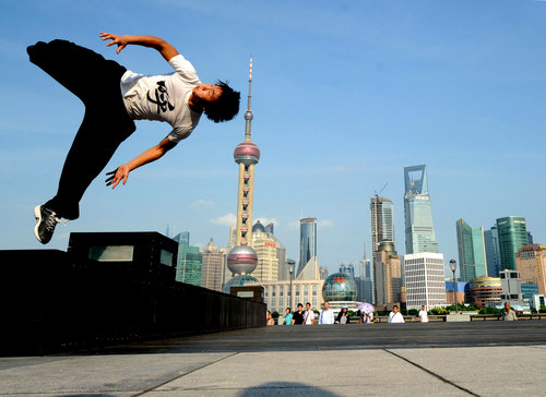 Parkour fans' skills show in Shanghai