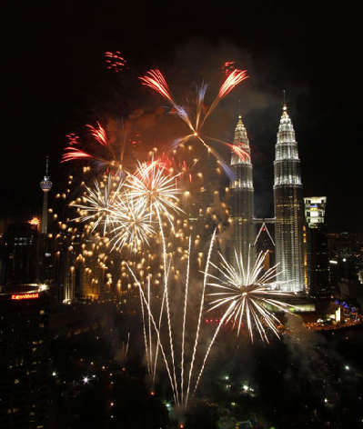 Millions gather worldwide to ring in new year