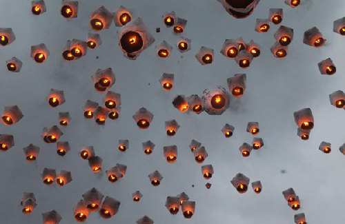 Sky lanterns light up Taiwan