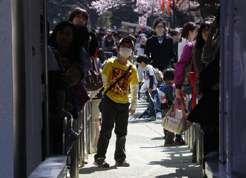 Pandas make first public show in Tokyo