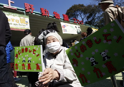 Pandas make first public show in Tokyo