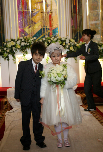 Little couple holds fairytale wedding in Dalian