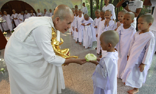 Novice Thai nuns