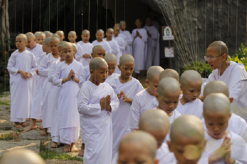 Novice Thai nuns