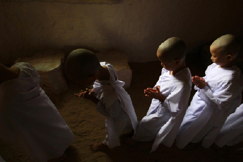 Novice Thai nuns