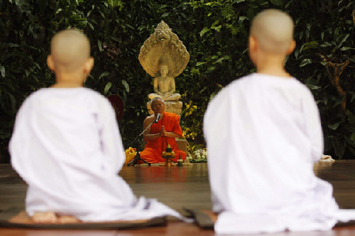 Novice Thai nuns