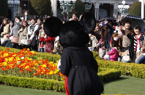 Tokyo Disneyland reopens after quake