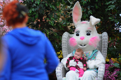 Easter bear brings candy for kids