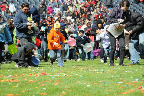 Easter bear brings candy for kids