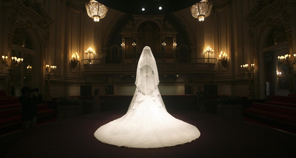 Catherine's wedding dress displayed in London