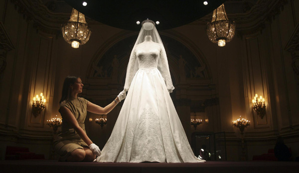 Catherine's wedding dress displayed in London