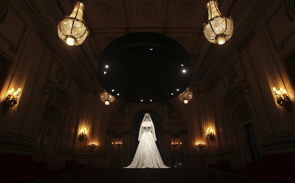 Catherine's wedding dress displayed in London