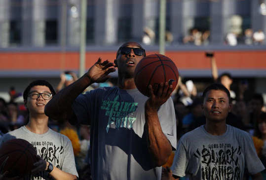 Kobe Byrant meets fans in Shenzhen