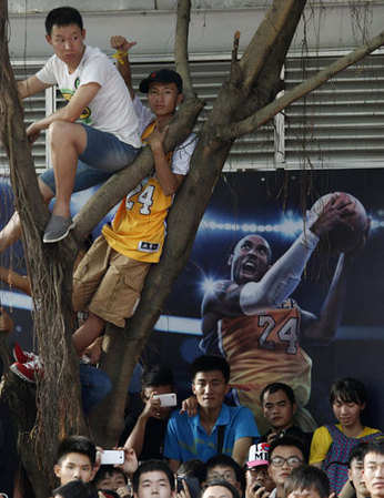 Kobe Byrant meets fans in Shenzhen