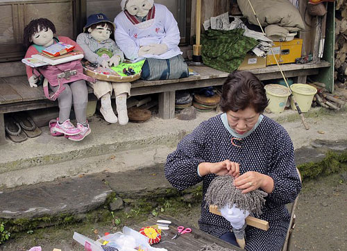 日本稻草人村：“居民”多為布偶